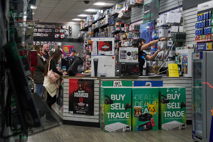 Infested Console GameStop Workers Sound Off On The Filthy, Roach-Infested Consoles That ...
