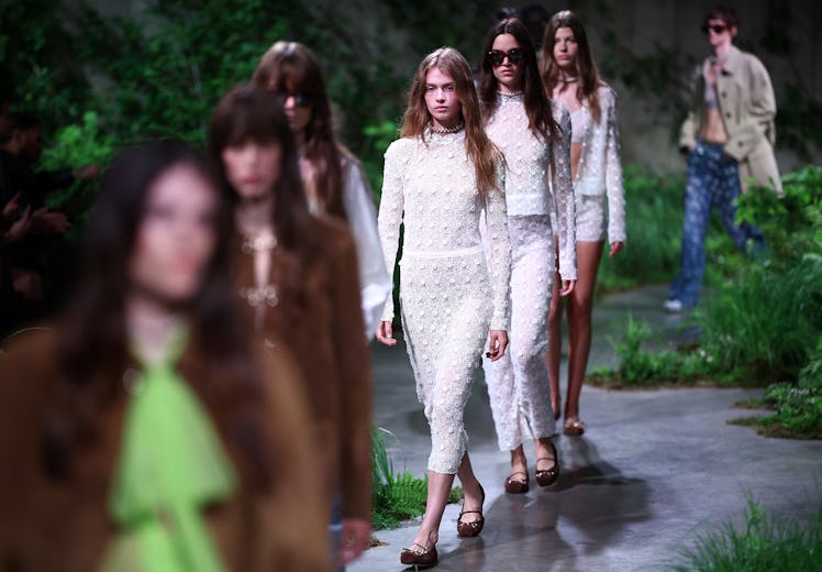 Modeller, 2024 Cruise Collection Fashion sırasında İtalyan moda evi Gucci'nin kreasyonlarını sunuyor...