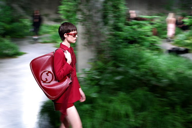 Modeller, 2024 Cruise Collection Fashion sırasında İtalyan moda evi Gucci'nin kreasyonlarını sunuyor...