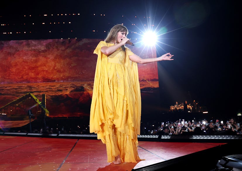 La tenue de l'ère Folklore de Taylor Swift lors de la tournée The Eras