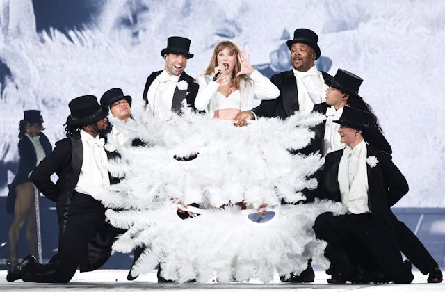 PARIS, FRANCE - MAY 10: (EDITORIAL USE ONLY. NO BOOK COVERS.) Taylor Swift performs onstage during n...