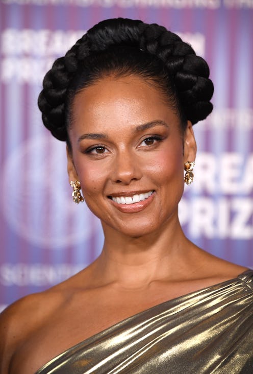 Alicia Keys pearl ponytail