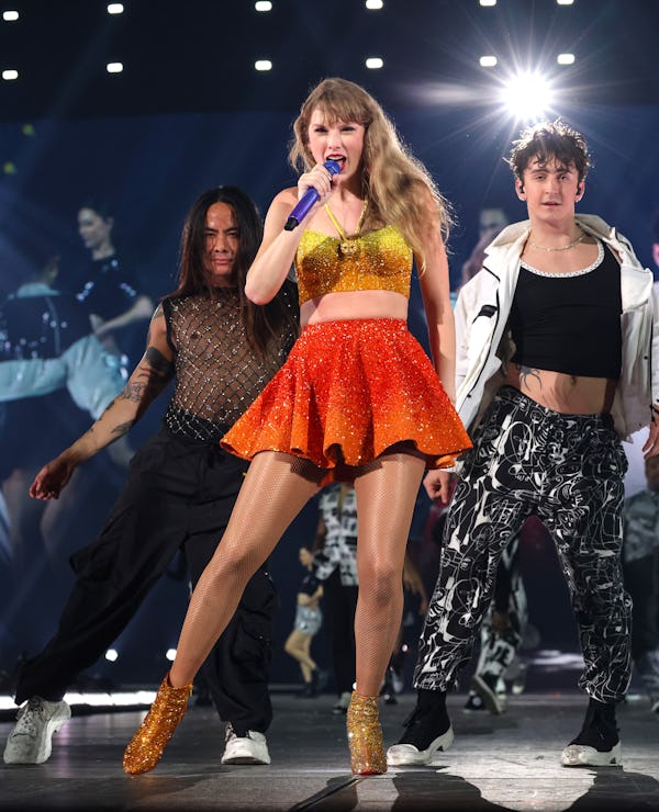 PARIS, FRANCE - MAY 12: (EDITORIAL USE ONLY. NO BOOK COVERS.) Taylor Swift performs onstage during n…