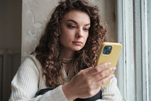 These zodiac signs will read their partner's texts and go through their phone.