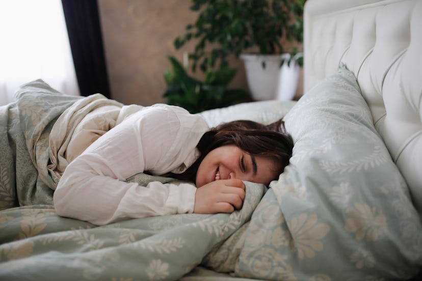 This sleep trick stimulates your alpha brain waves so it's easier to fall asleep.