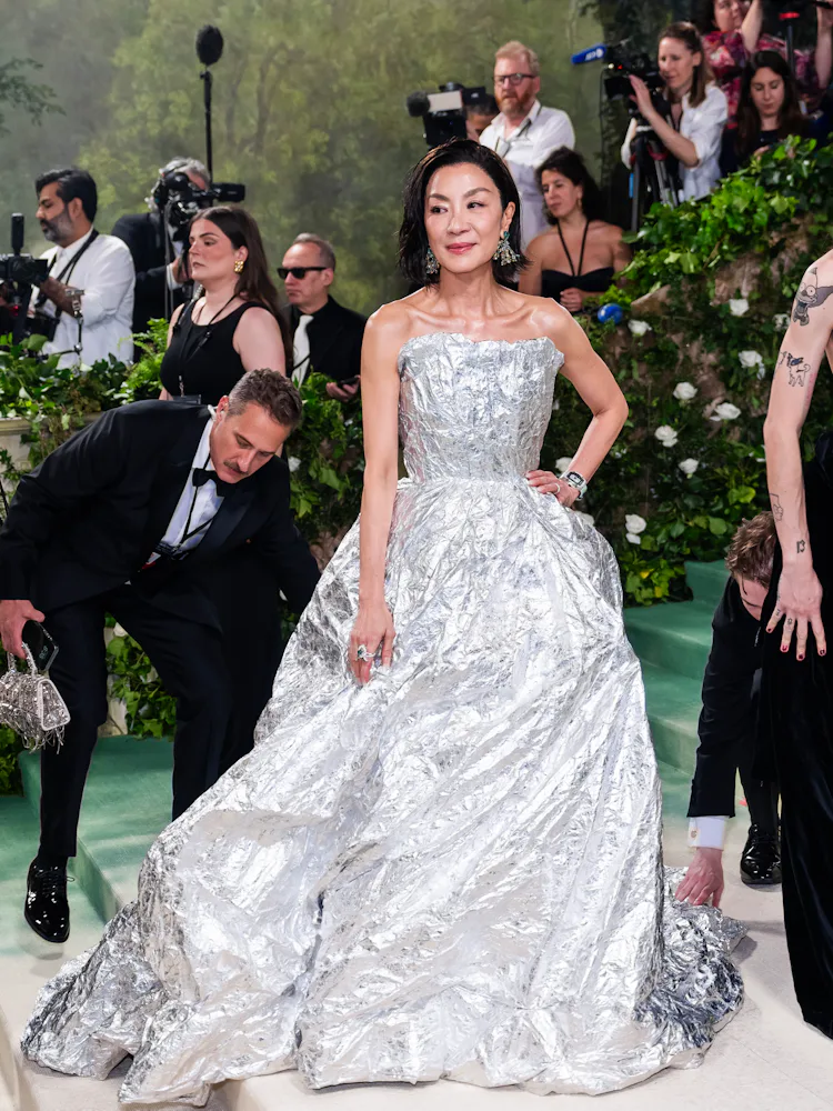 Michelle Yeoh, The Night'ta "Uyuyan Güzeller: Modası Yeniden Uyandırmak"ı kutlayan 2024 Met Gala'ya katılıyor...