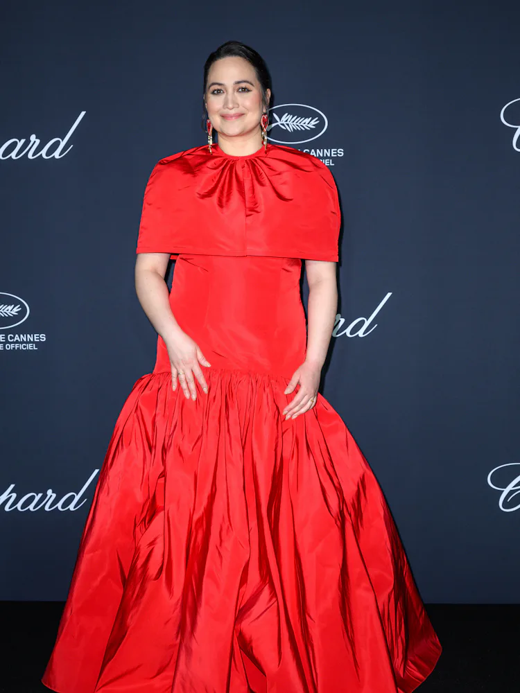 Lily Gladstone, Carlton Beach'te 77. yıllık Cannes Film Festivali'nde Chopard Trophy'ye katıldı...