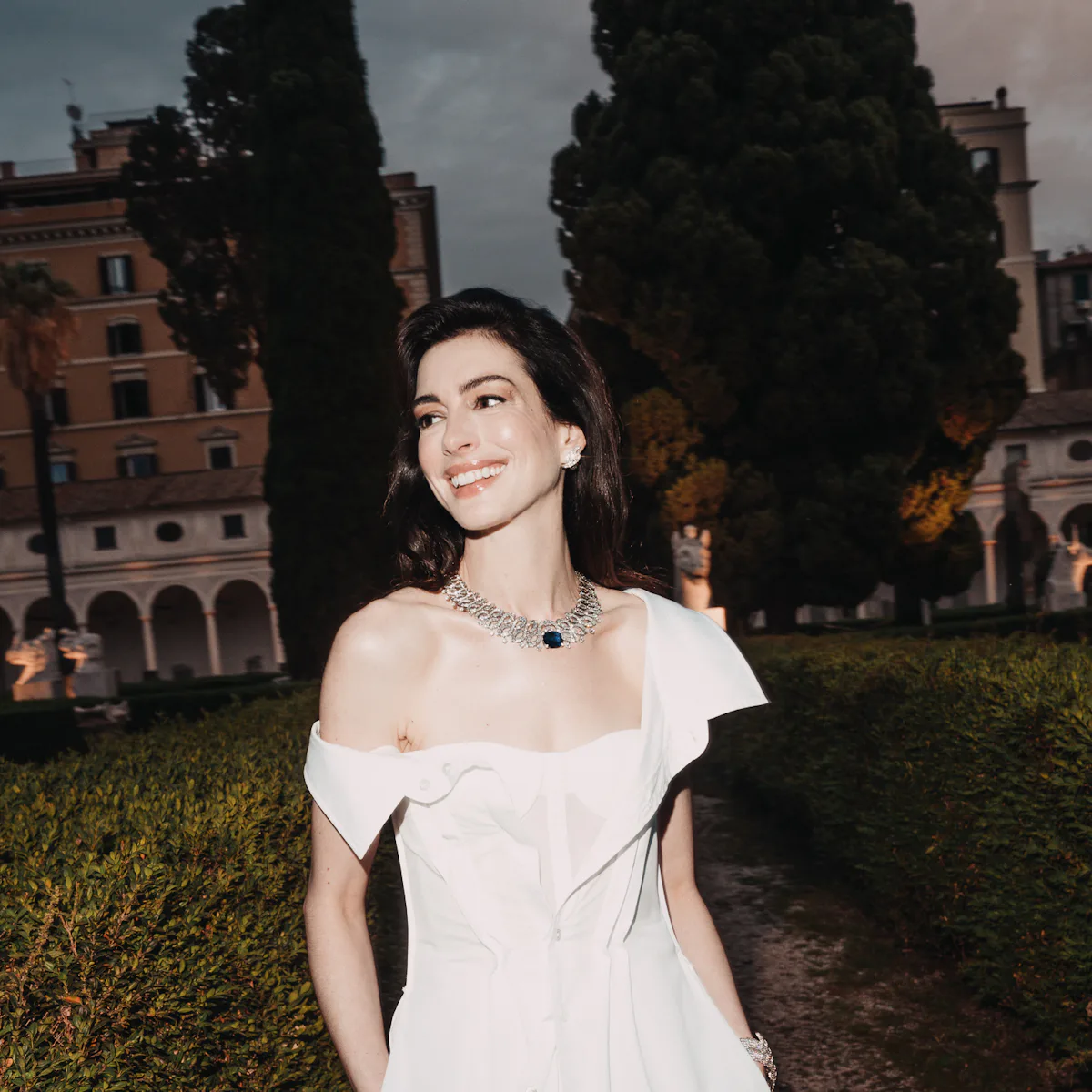 Buy Anne Hathaway's White Cotton Gap Dress Buy Anne Hathaway's White Cotton Gap Dress