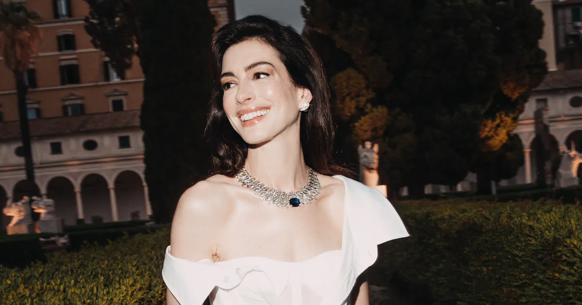 gap white shirt dress anne hathaway Anne Hathaway's Gap Shirtdress Has Sheer & Elevated Twist by Zac Posen