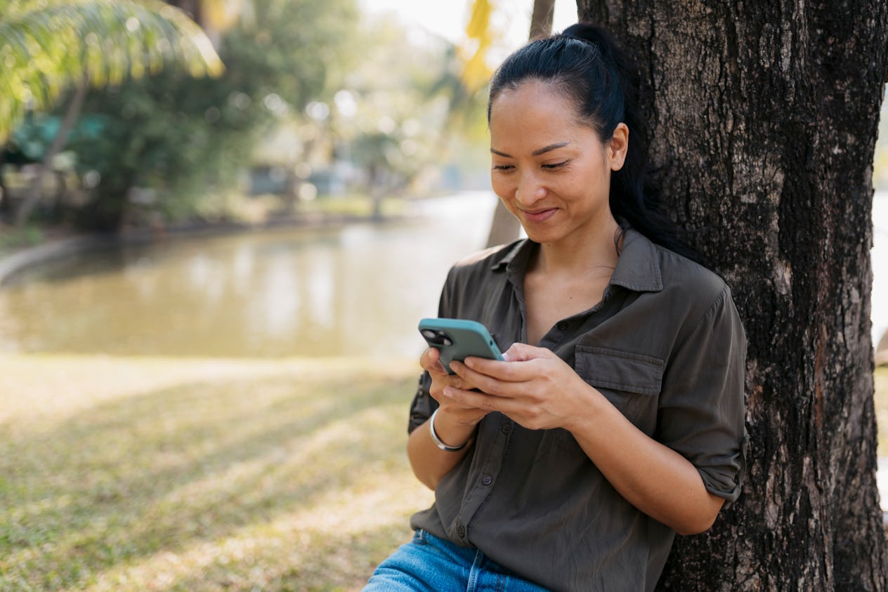 The 48 Best Opening Lines For Hinge That Spark Conversations