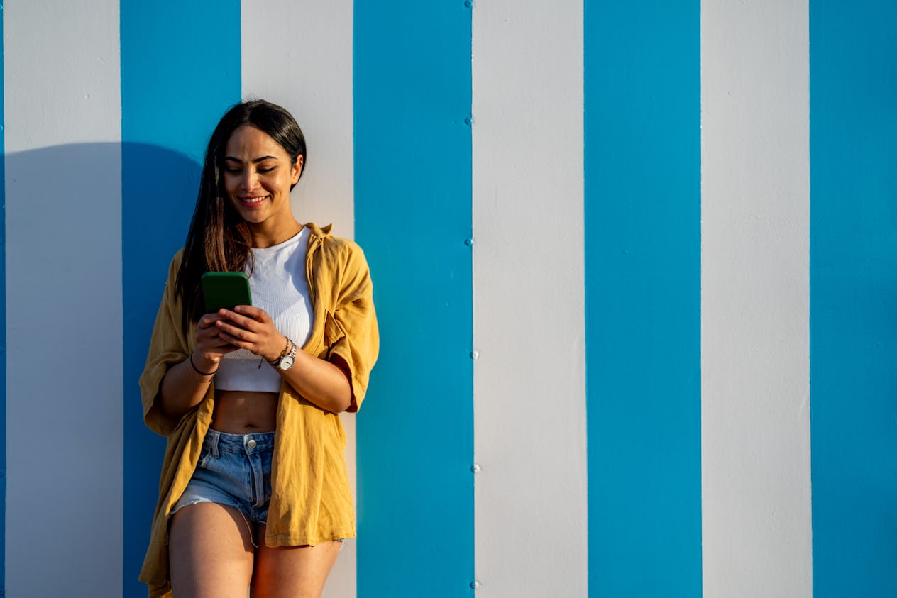 The 48 Best Opening Lines For Hinge That Spark Conversations