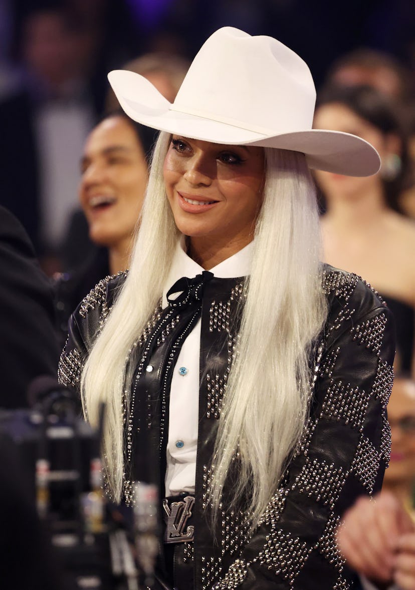 Beyonce wore a Western-style suit.