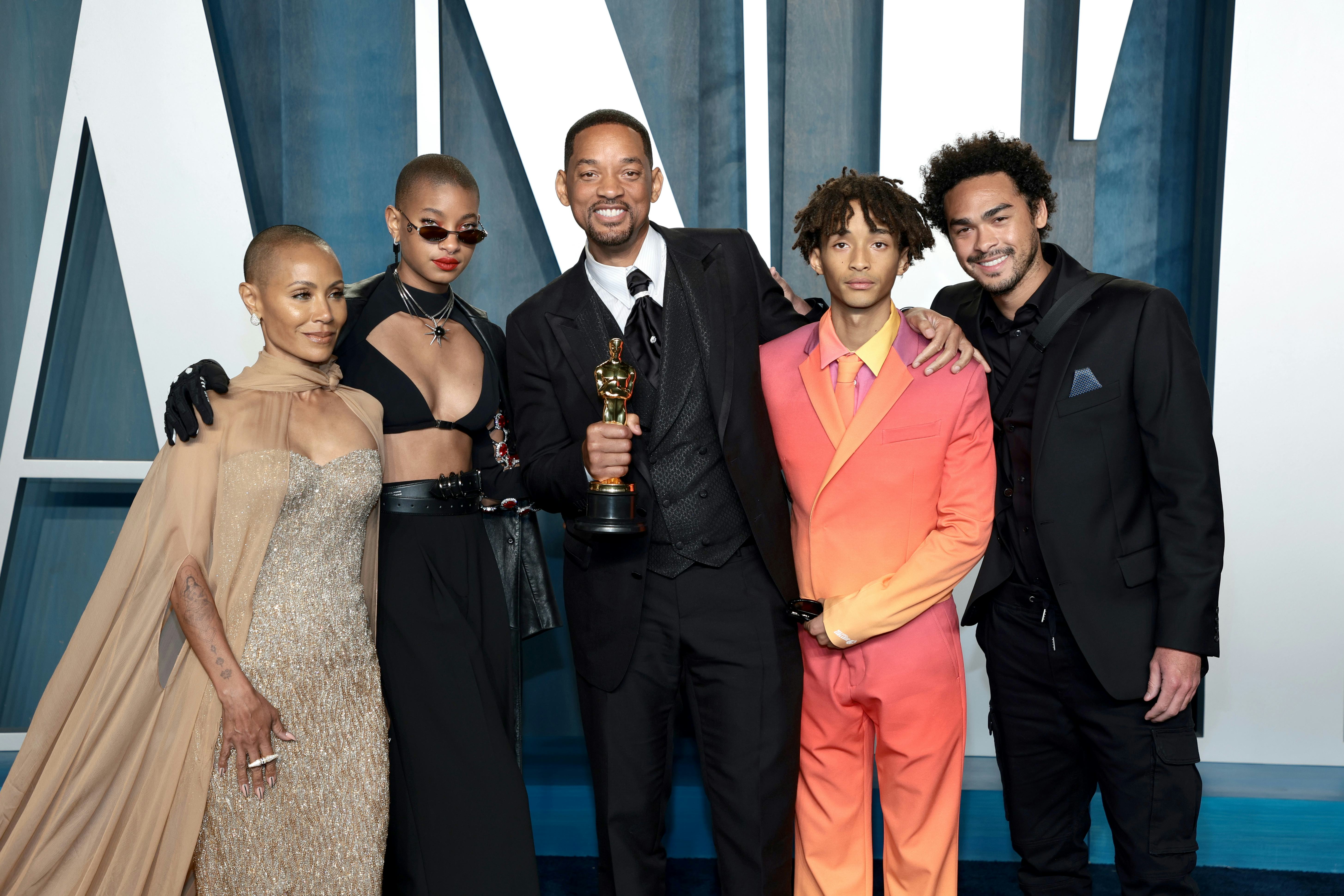 BEVERLY HILLS, CALIFORNIA - MARCH 27: (L-R) Jada Pinkett Smith, Willow Smith, Will Smith, Jaden Smit&hellip;