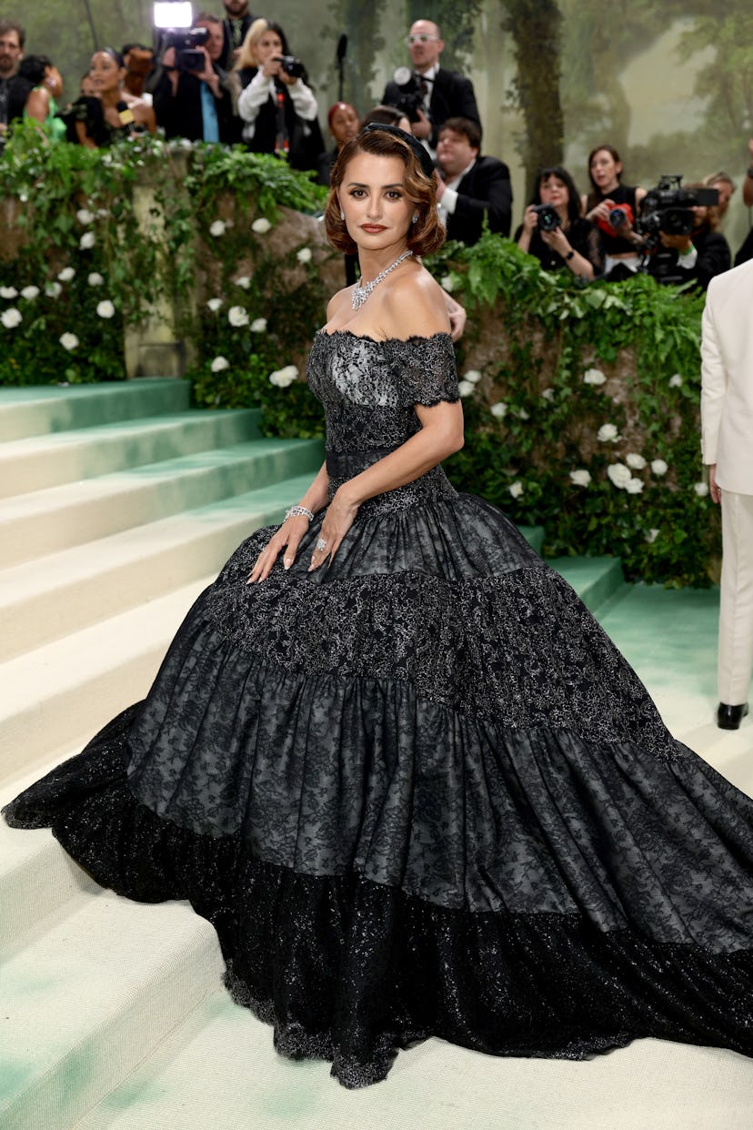 NEW YORK, NEW YORK - MAY 06: Penélope Cruz attends The 2024 Met Gala Celebrating "Sleeping Beauties:...