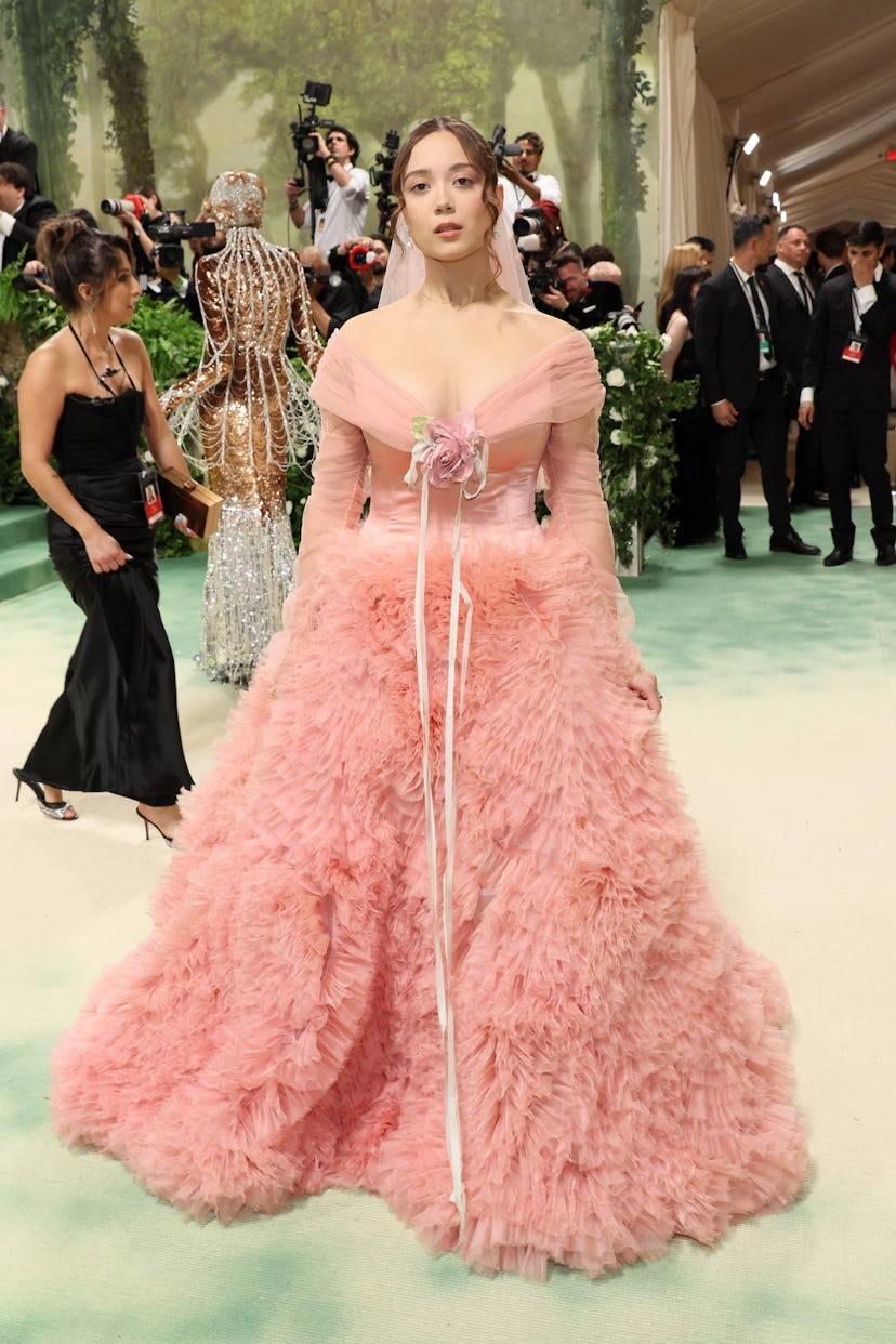 NEW YORK, NEW YORK - MAY 06: Laufey attends The 2024 Met Gala Celebrating "Sleeping Beauties: Reawak...