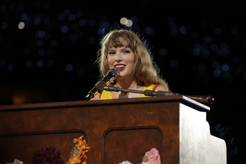 SINGAPORE, SINGAPORE - MARCH 02: EDITORIAL USE ONLY. NO BOOK COVERS Taylor Swift performs during "Ta...