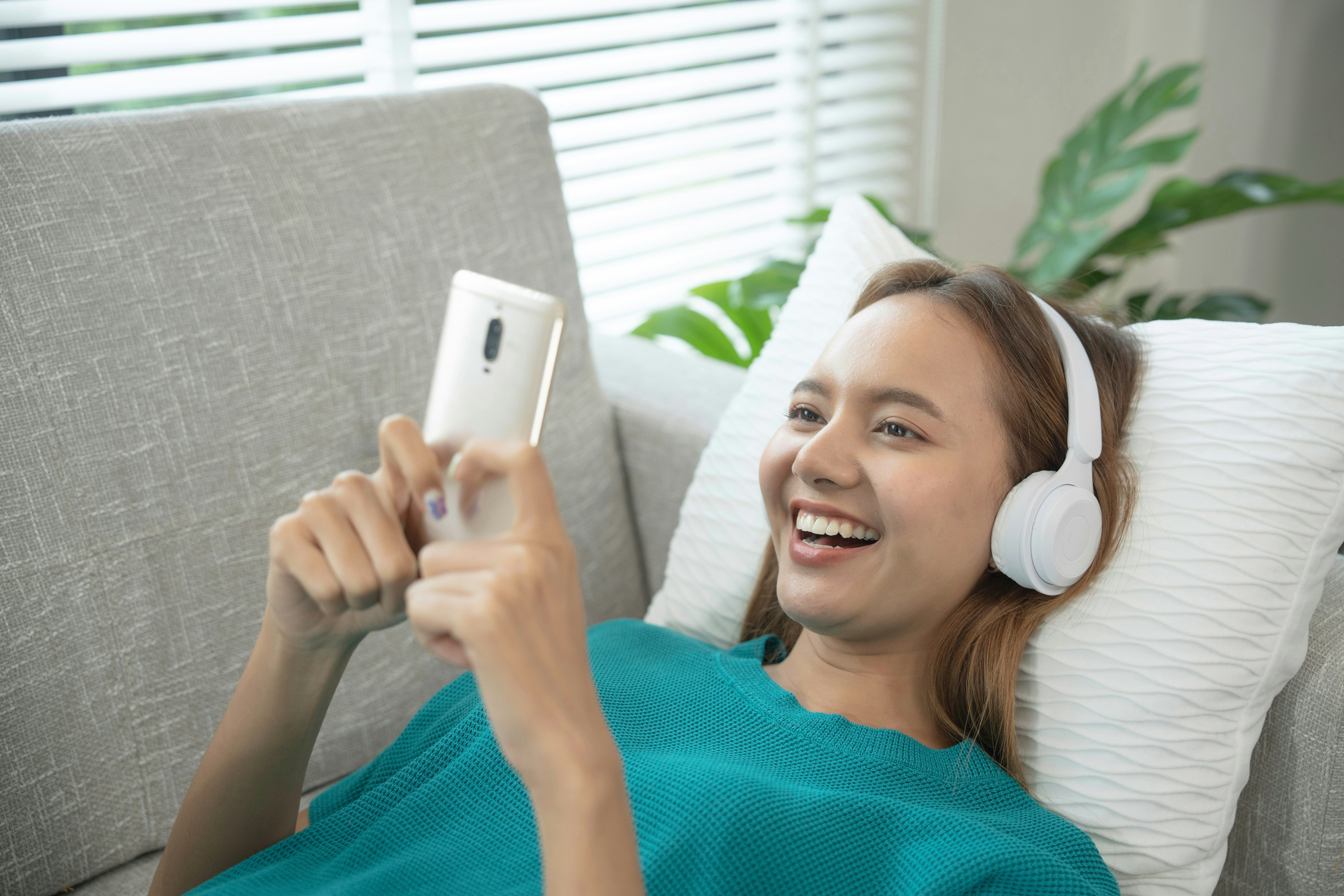 Send your crush a flirty &ldquo;good morning&rdquo; text to start your day.