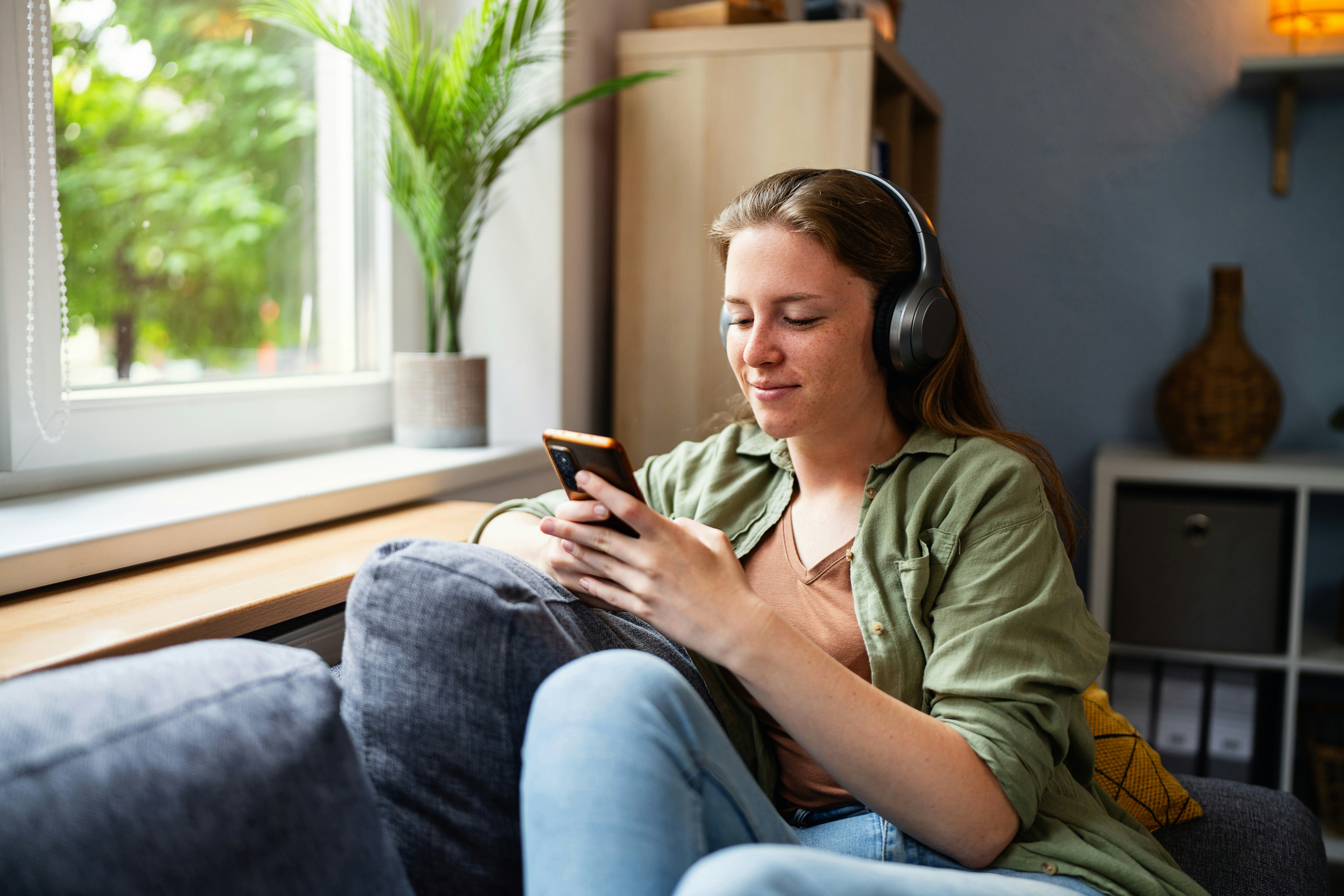 Start your day by sending your crush one of these flirty &ldquo;good morning&rdquo; texts.