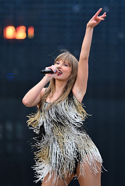 EDINBURGH, SCOTLAND - JUNE 07: EDITORIAL USE ONLY. NO BOOK COVERS. Taylor Swift performs at Scottish...