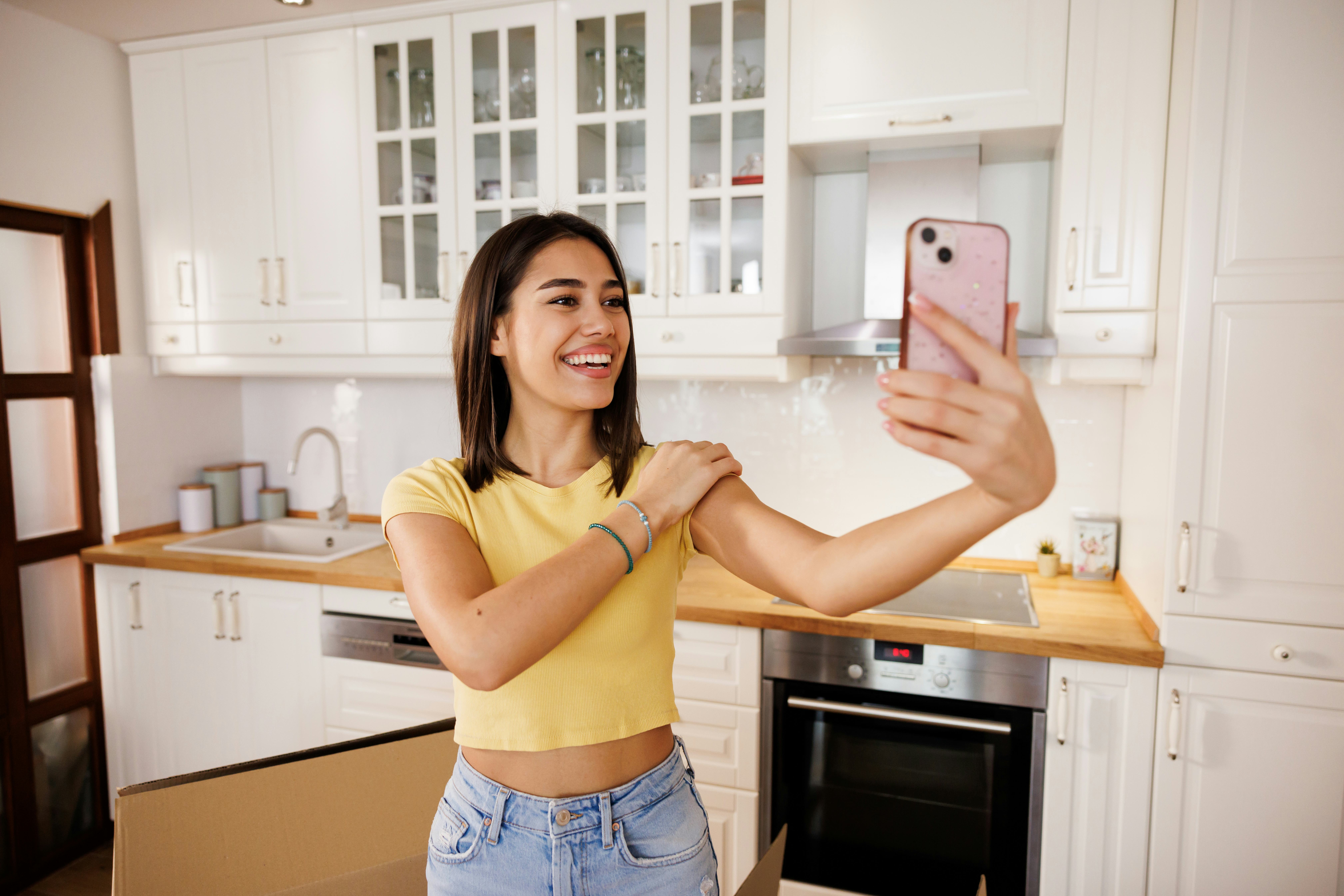 Start your day by sending your crush one of these flirty &ldquo;good morning&rdquo; texts.