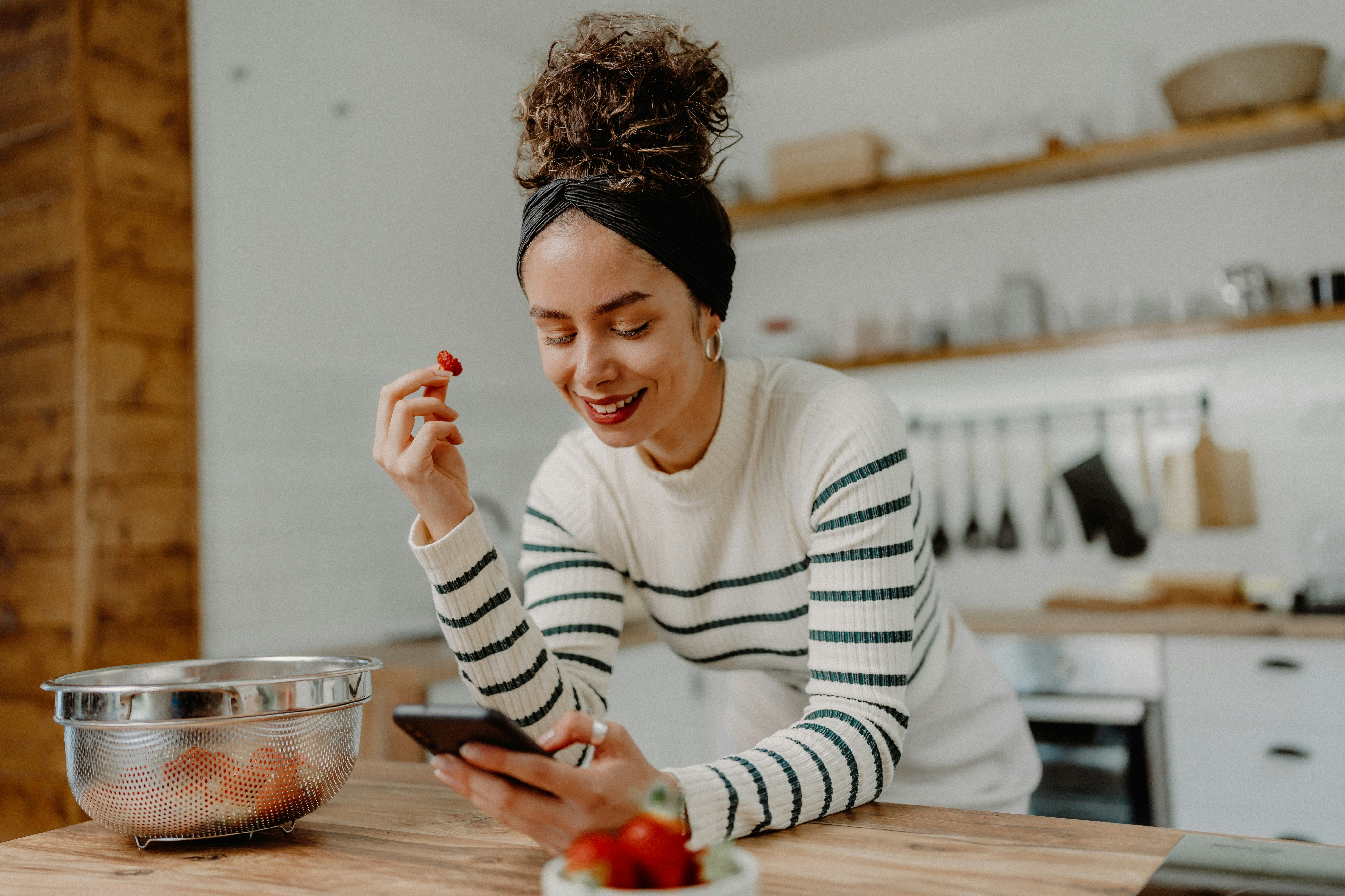 Send your crush a flirty &ldquo;good morning&rdquo; text to start your day.