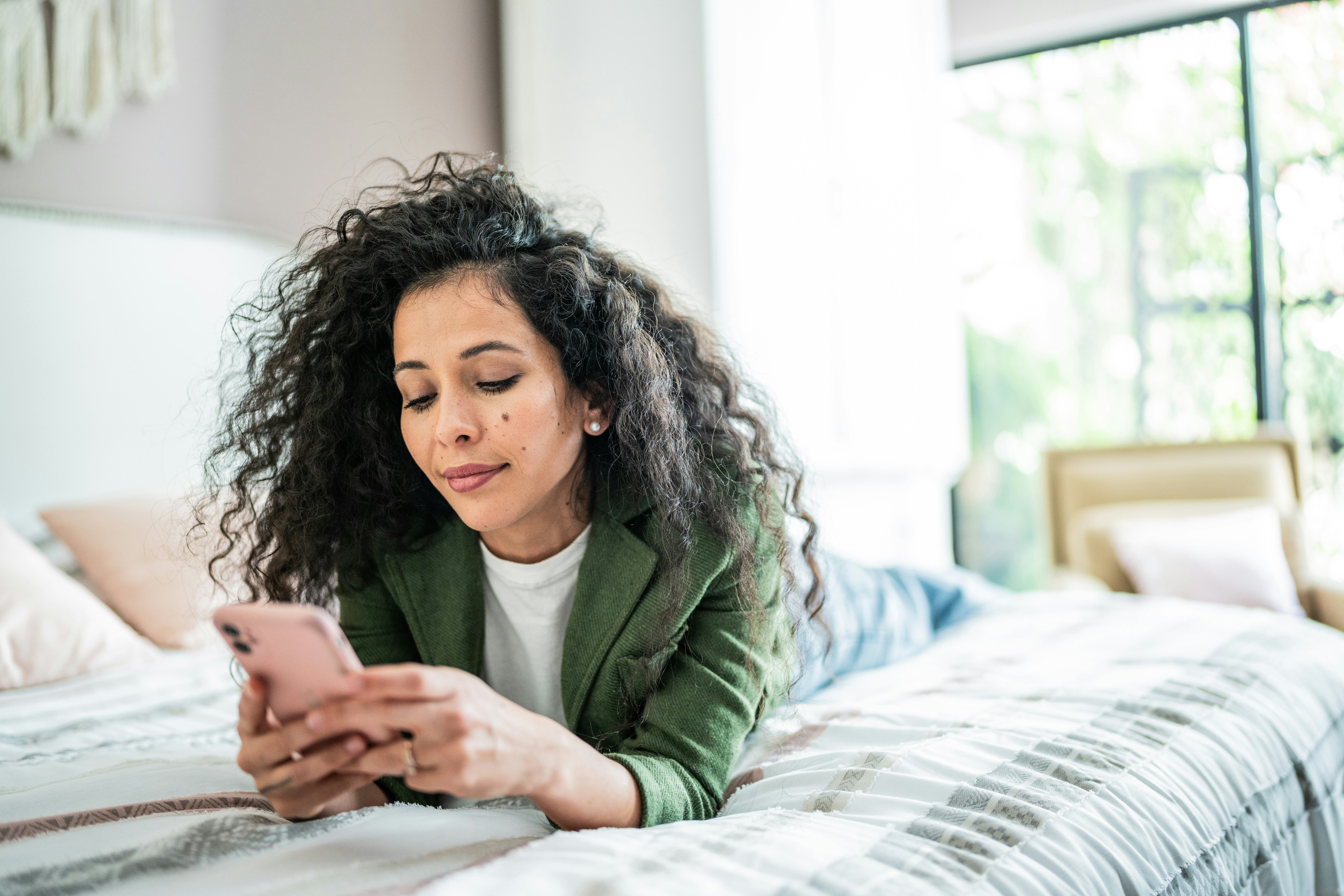 Start your day by sending your crush one of these flirty &ldquo;good morning&rdquo; texts.