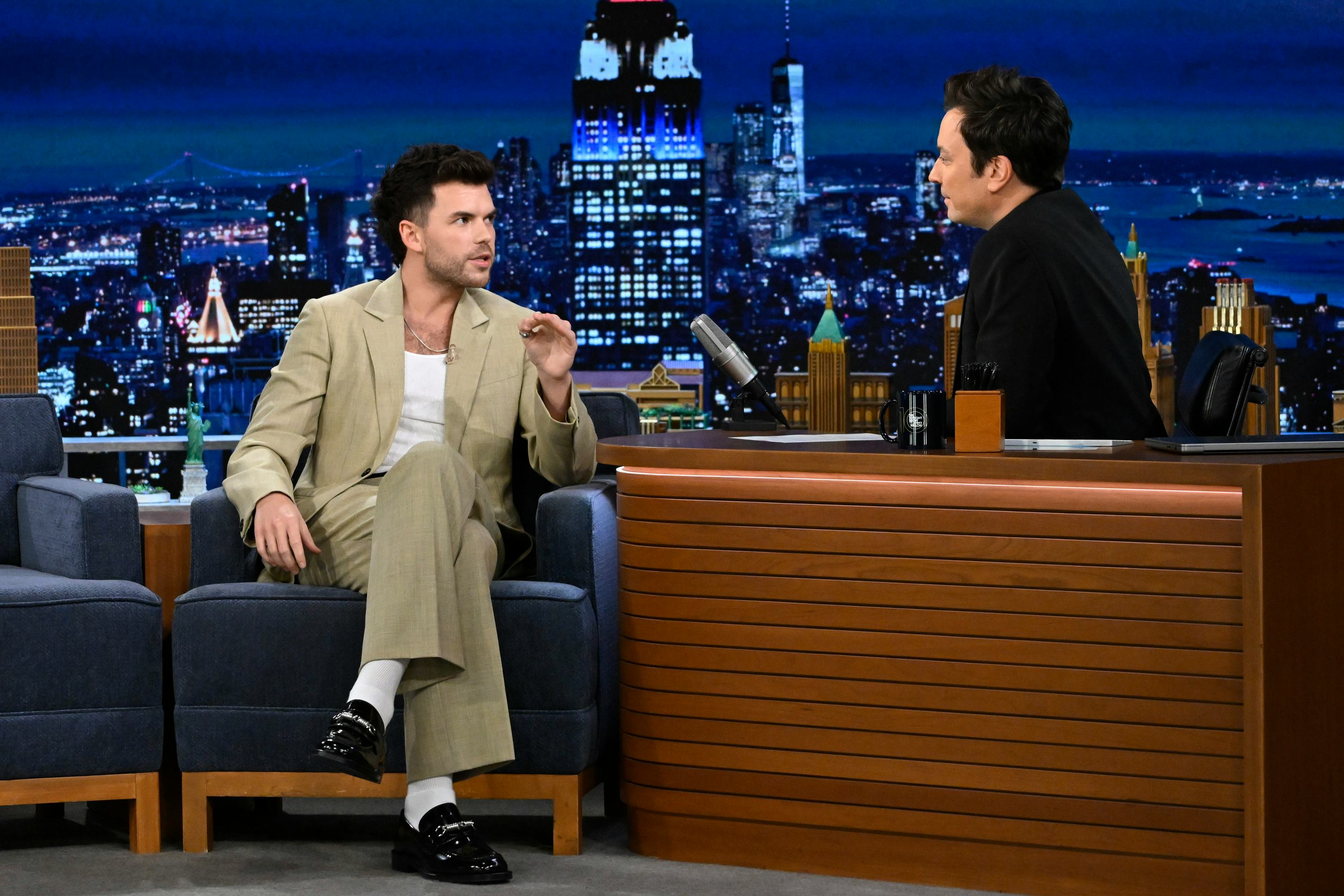 &lsquo;Bridgerton&rsquo; Season 3 star Luke Newton recited the lyrics to Sabrina Carpenter&rsquo;s &ldquo;Espresso&rdquo; as Colin&hellip;