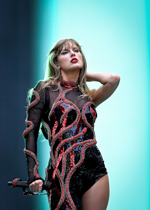 LONDON, ENGLAND - JUNE 23: (EDITORIAL USE ONLY. NO BOOK COVERS) Taylor Swift performs on stage durin...