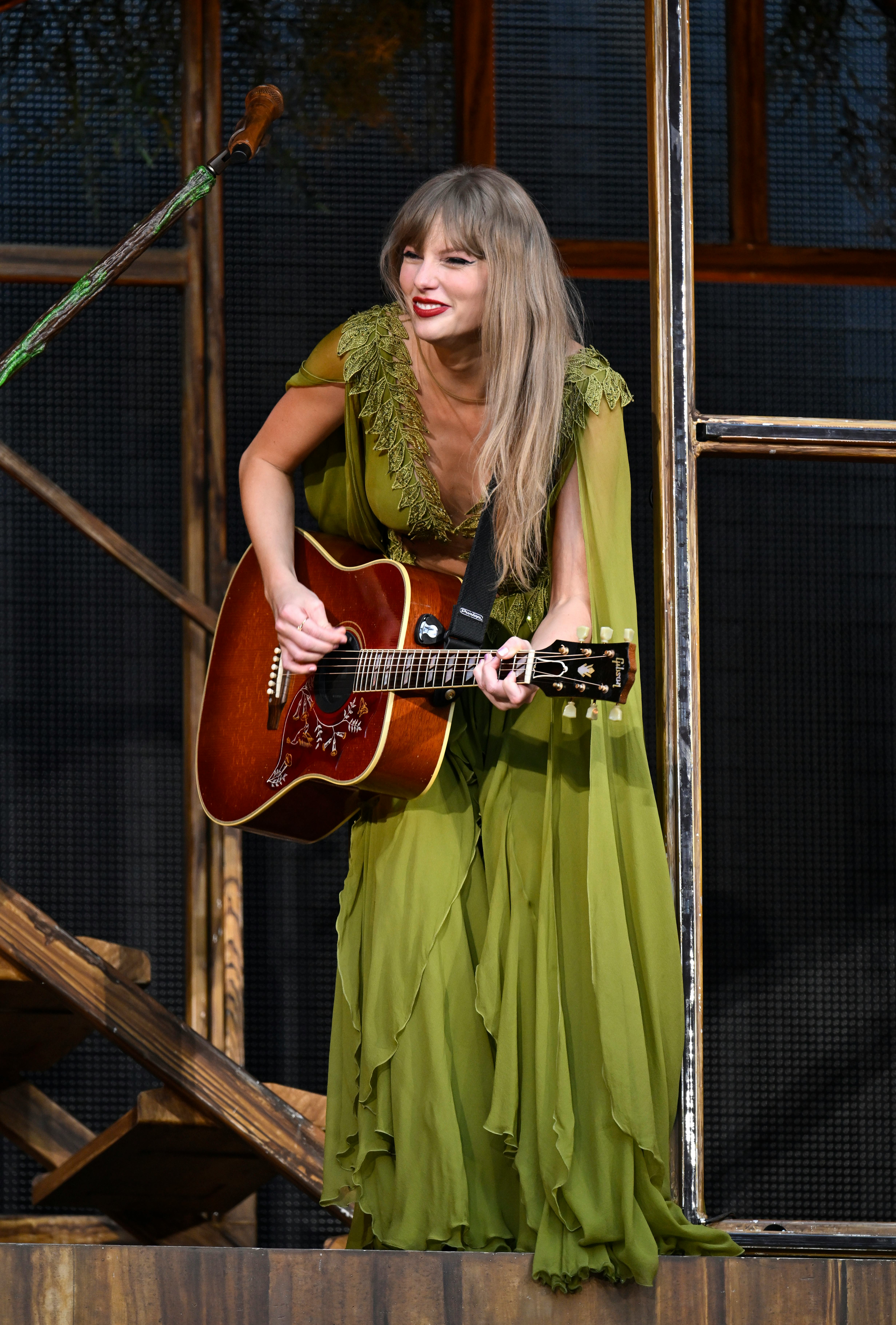 Taylor Swift Wore A DoubleT Diamond Ring On Stage & It's