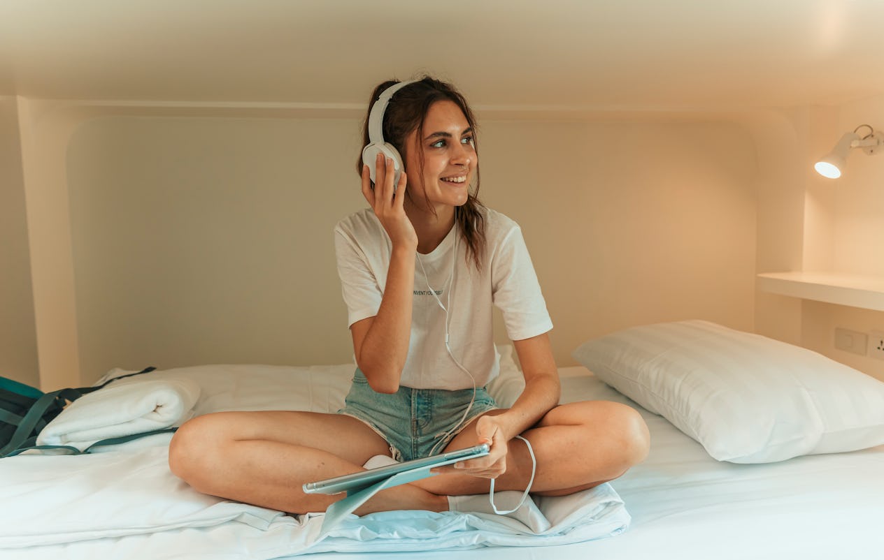 The 48 Best Opening Lines For Hinge That Spark Conversations