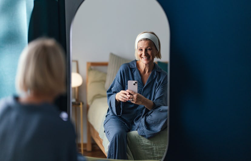 These are the best cool Instagram captions for mirror selfies.