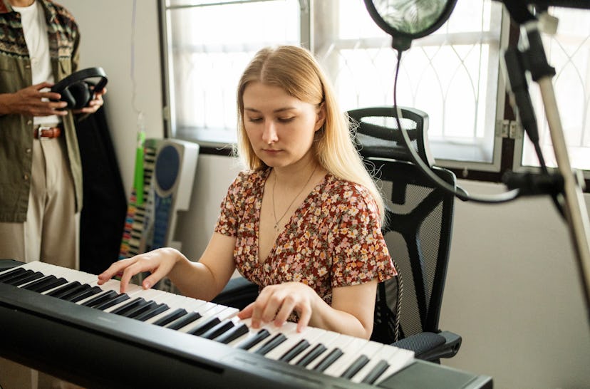 A young woman shared that her fun fact is she can play piano, so she’s playing for her friend.