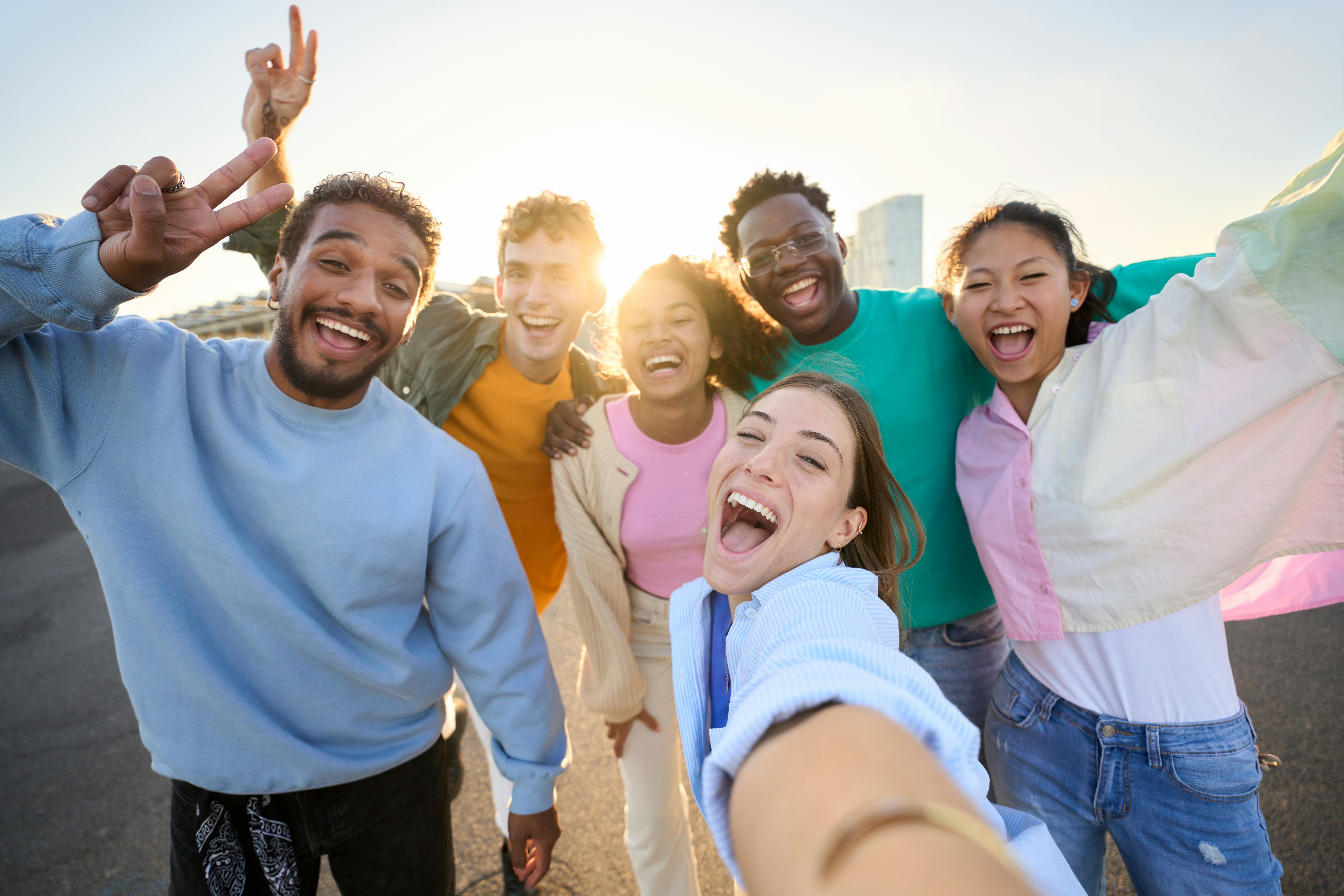 These are the best short Instagram captions for groups.