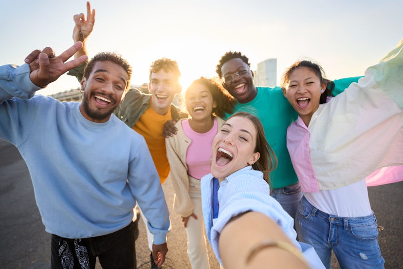 These are the best short Instagram captions for groups.