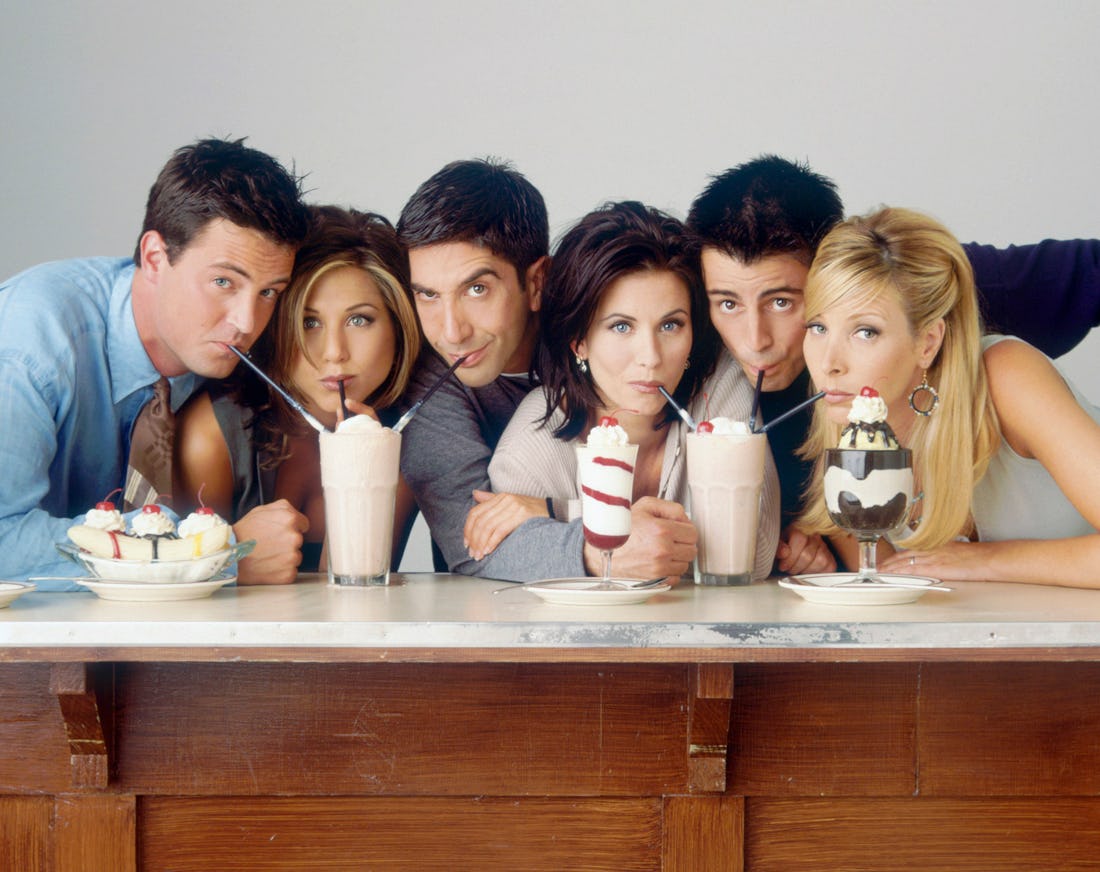 Lisa Kudrow Is Rewatching 'friends' In Honor Of Matthew Perry