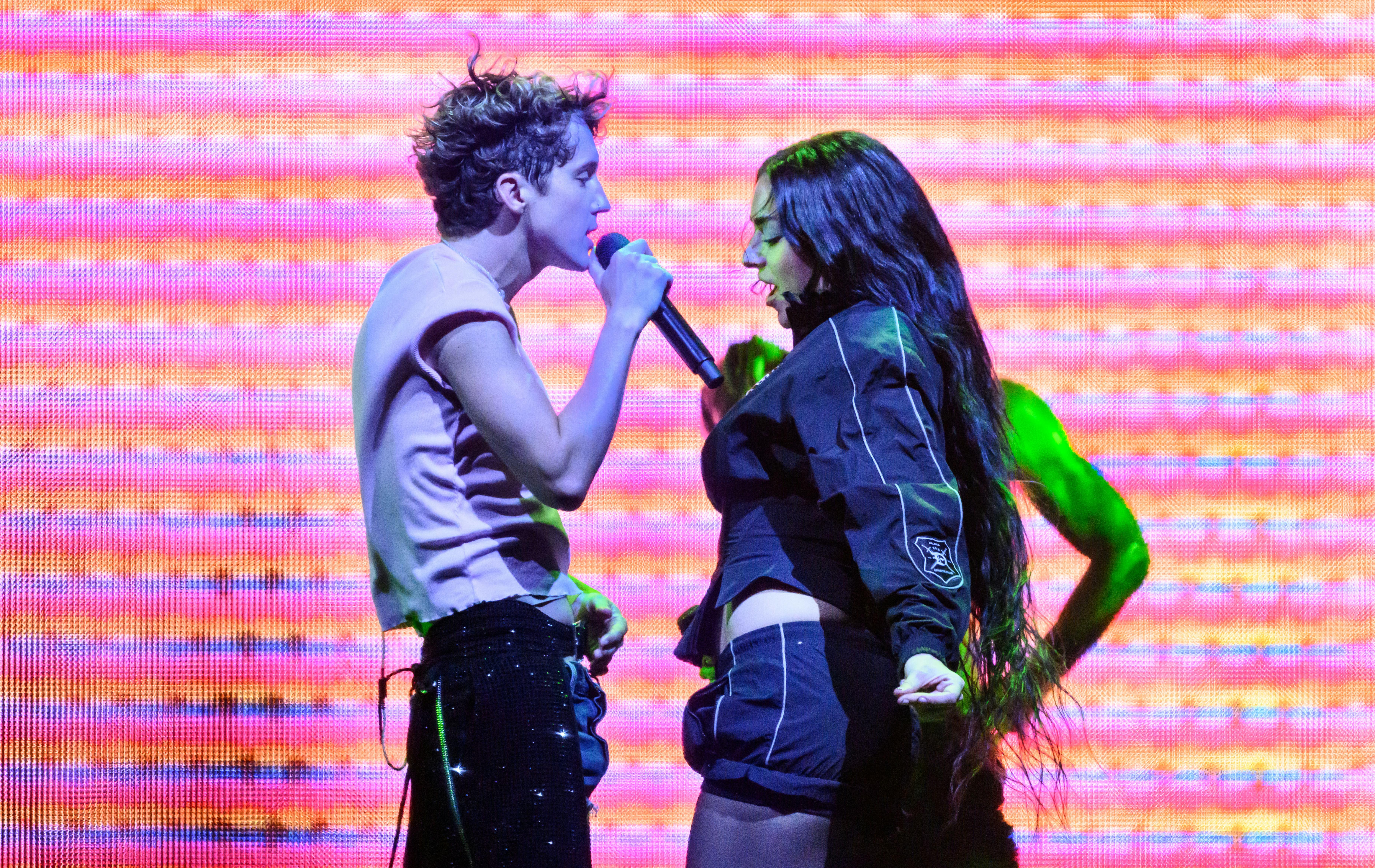 Charli XCX & Troye Sivan New “Apple” Choreo Sweat Tour