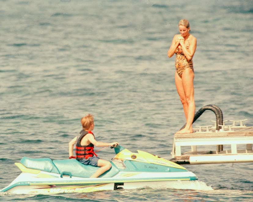 Lady Di avec son fils le prince Harry en jet-ski en vacances à Saint-Tropez en France, en juillet 19...
