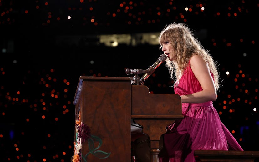 LYON, FRANCE - JUNE 02: EDITORIAL USE ONLY. NO BOOK COVERS Taylor Swift performs at Groupama Stadium...