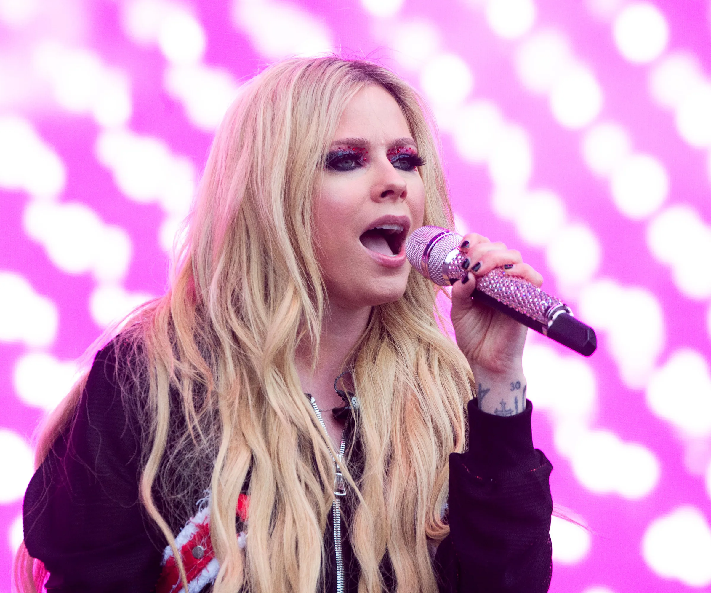 Avril Lavigne s Glastonbury 2024 Performance avril-lavigne-s-glastonbury-2024-performance