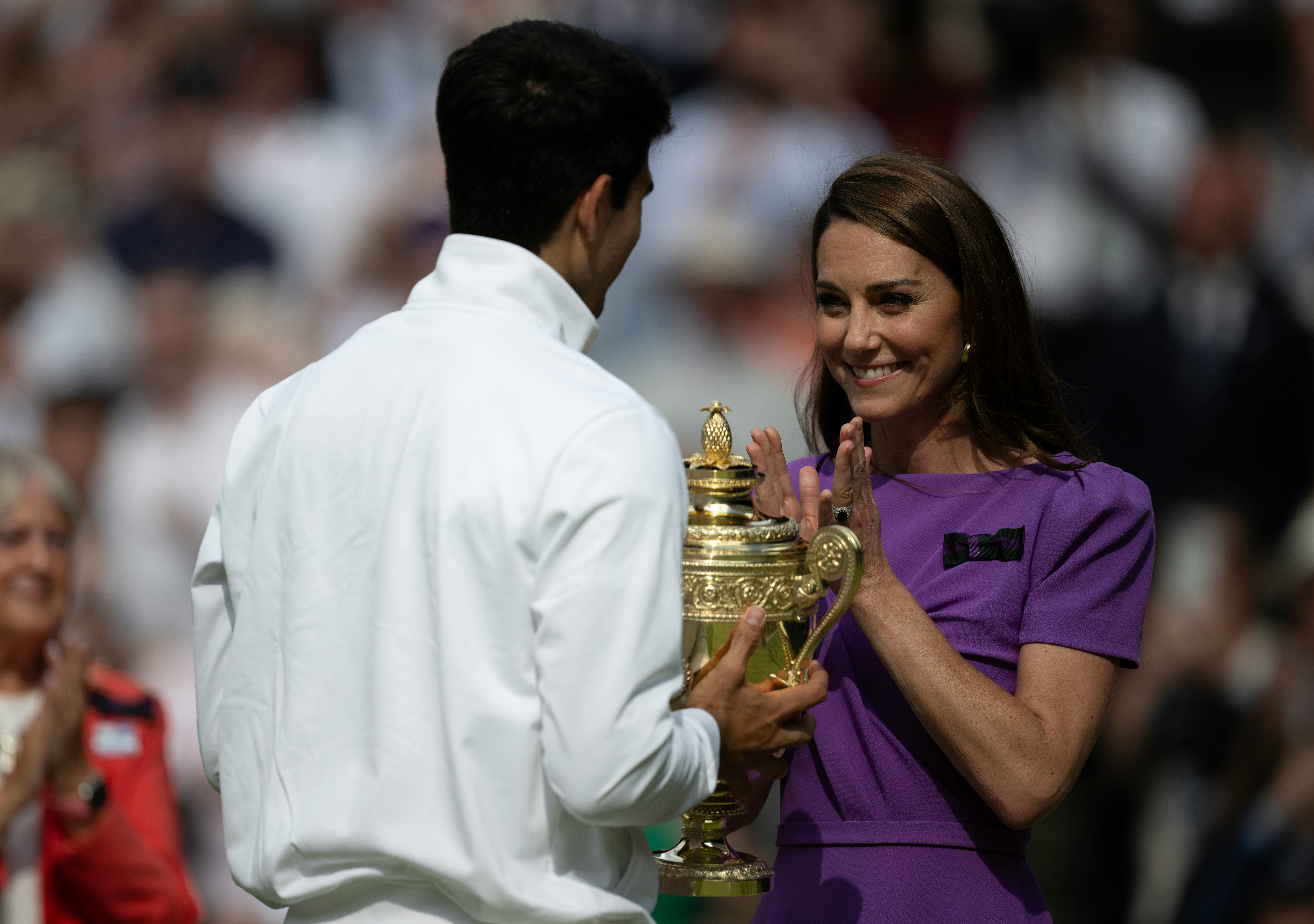 LONDON, ENGLAND - JULY 14: Catherine, Princess of Wales presents Carlos Alcaraz with the winners tro&hellip;