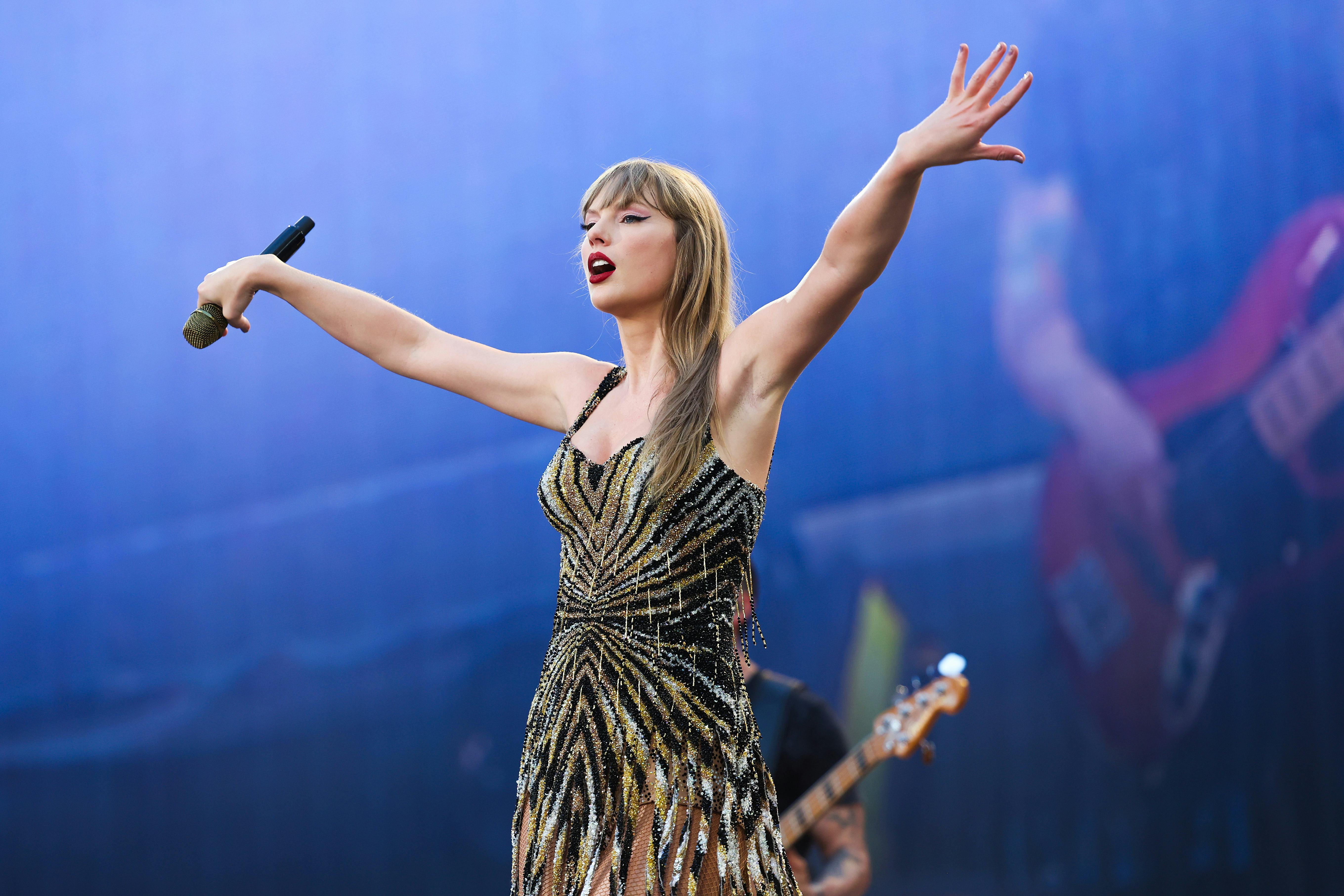 Taylor Swift&rsquo;s new Eras Tour &lsquo;Fearless&rsquo; dress