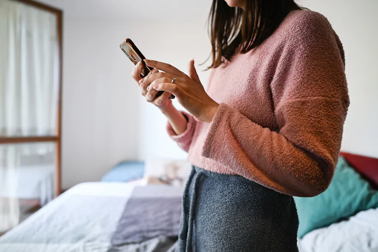 woman texting things to say instead of "I love you"