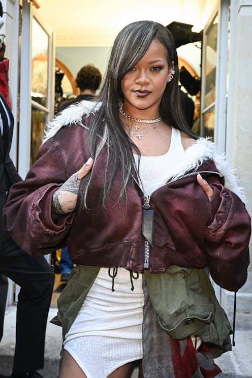 Rihanna dark hair blonde highlights
