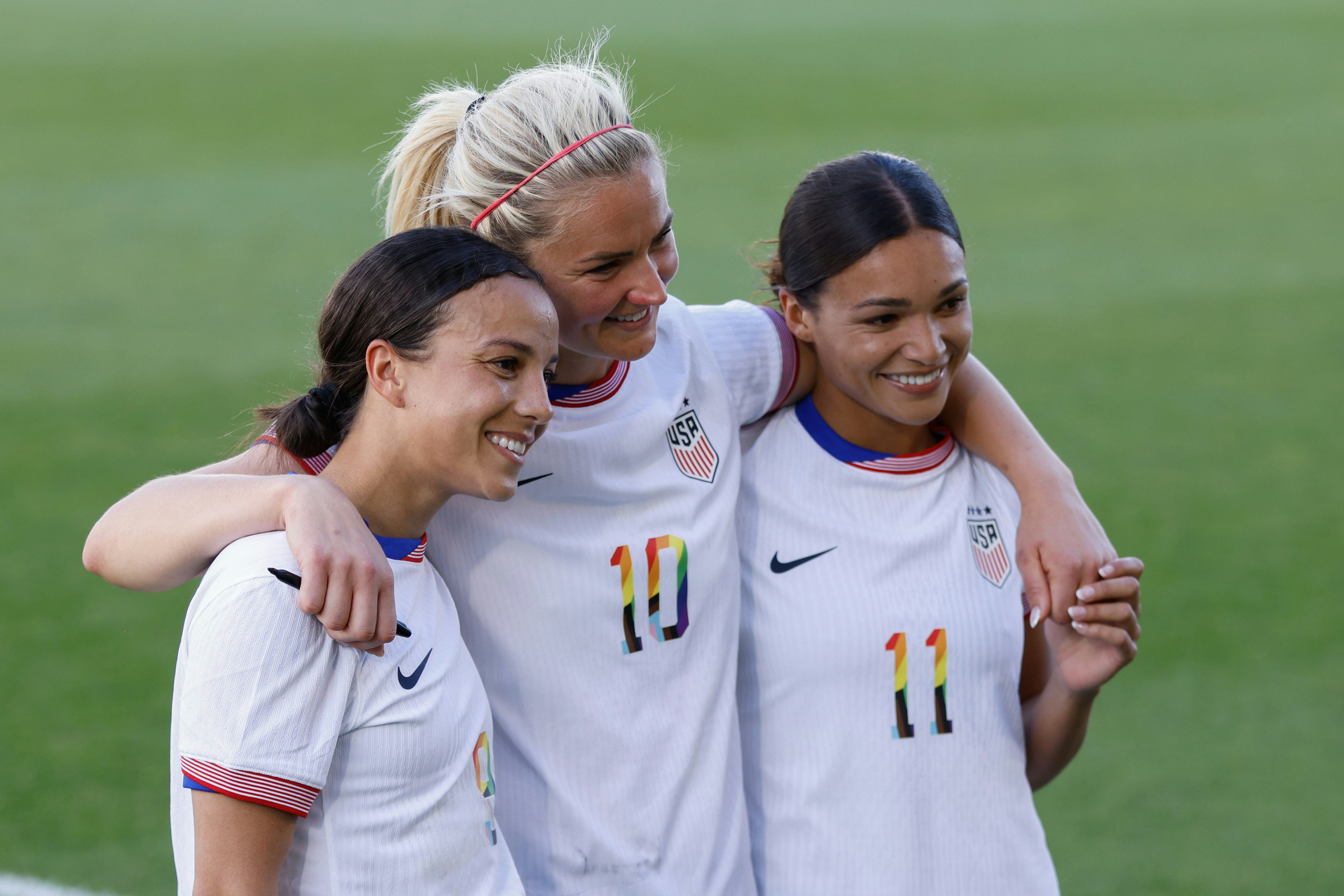 USWNT players Mallory Swanson, Lindsey Horan, and Sophia Smith.