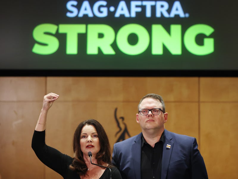 LOS ANGELES, CALIFORNIA - NOVEMBER 10: SAG-AFTRA President Fran Drescher (L) speaks as SAG-AFTRA Nat...