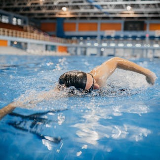 Fit swimmer training in the swimming pool