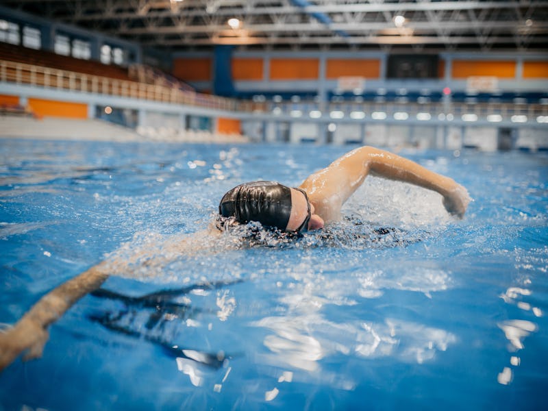 Fit swimmer training in the swimming pool