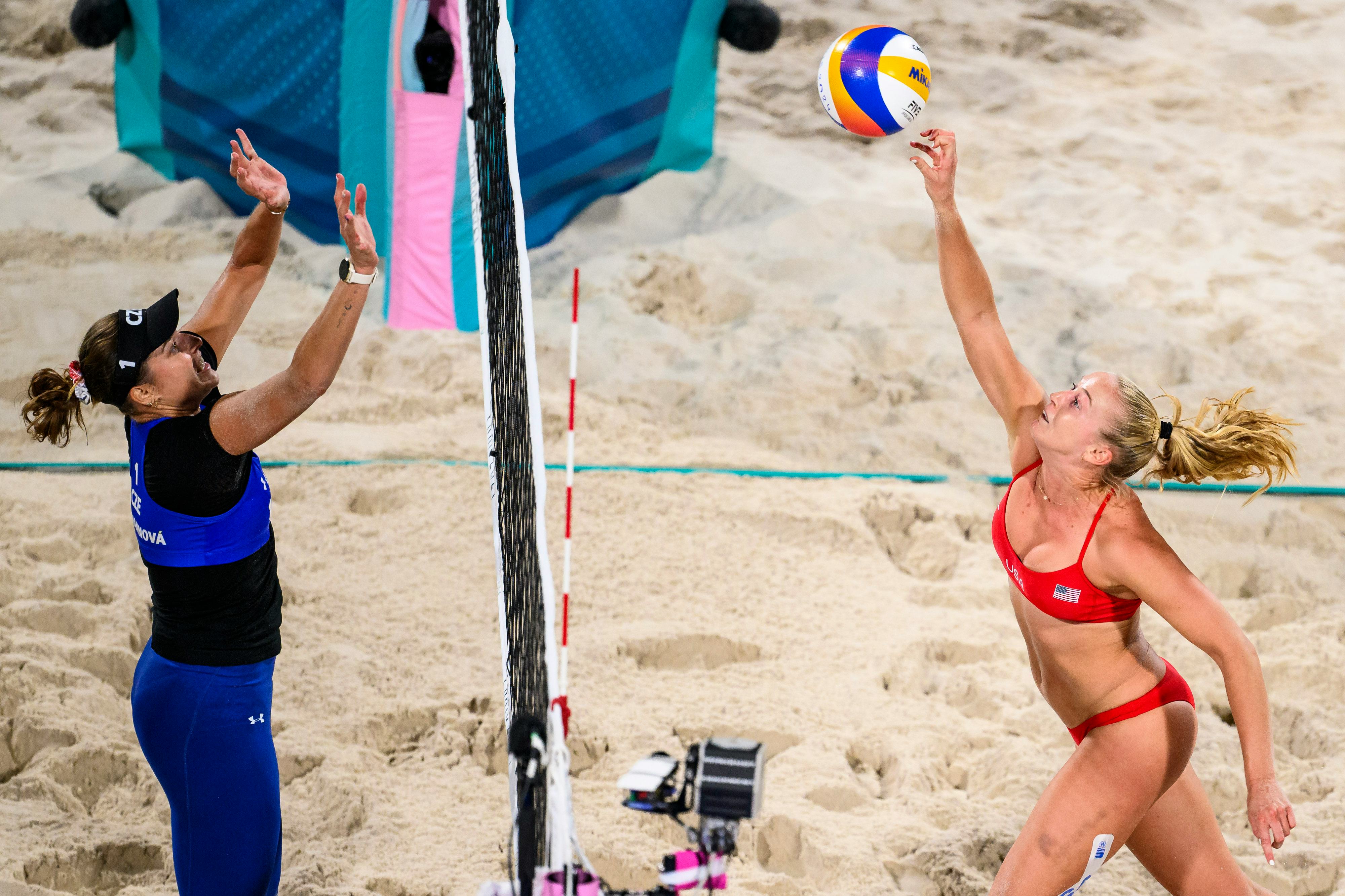 Barbora Hermannova from Czech Republic and Sara Hughes of Unites States in action.
