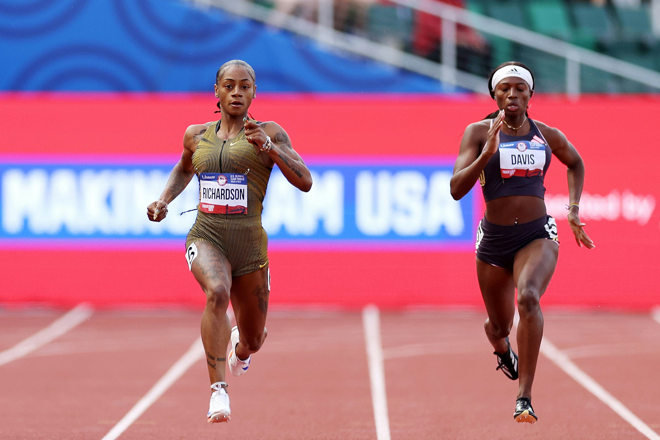 Sha&rsquo;Carri Richardson and Tamari Davis compete in the first round of the women&rsquo;s 200 meters.