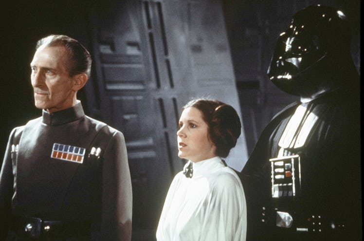 Los actores británicos Peter Cushing, David Prowse y la actriz estadounidense Carrie Fisher en el set de Star Wars...